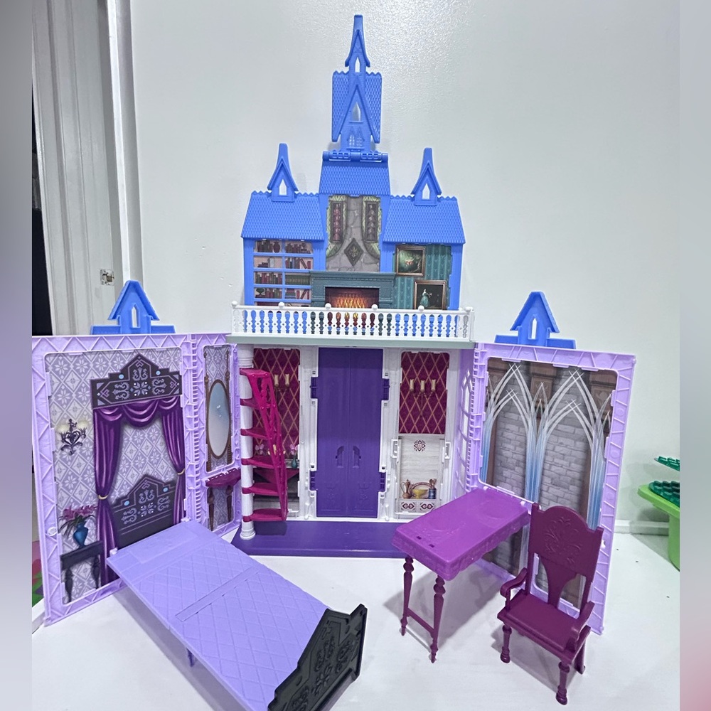 Hasbro Disney Frozen Fold and Go Arendelle Castle 31” Tall